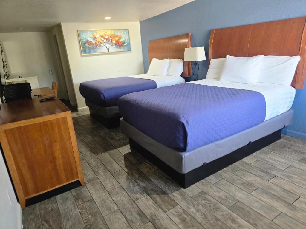 Queen Room at Peach City Inn - Marysville/Yuba City, photo 2
