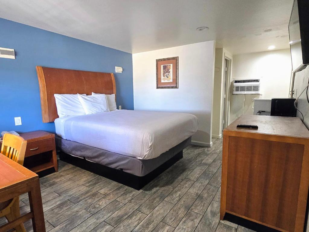 Queen Room with Two Queen Beds at Peach City Inn - Marysville/Yuba City, photo 2